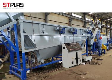 Lavaggio delle bottiglie di plastica residuo che ricicla plastica a macchina che schiaccia e che lava linea