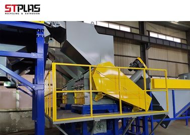 Lavaggio delle bottiglie di plastica residuo che ricicla plastica a macchina che schiaccia e che lava linea